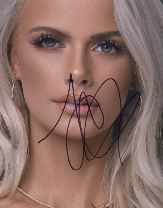 Taylor Mayde autograph
