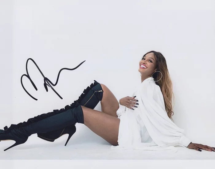 Maryam Basir autograph