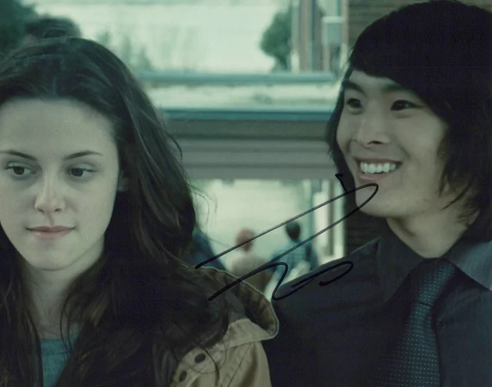 Justin Chon autograph