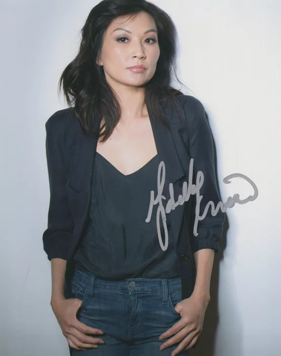 Michelle Krusiec autograph