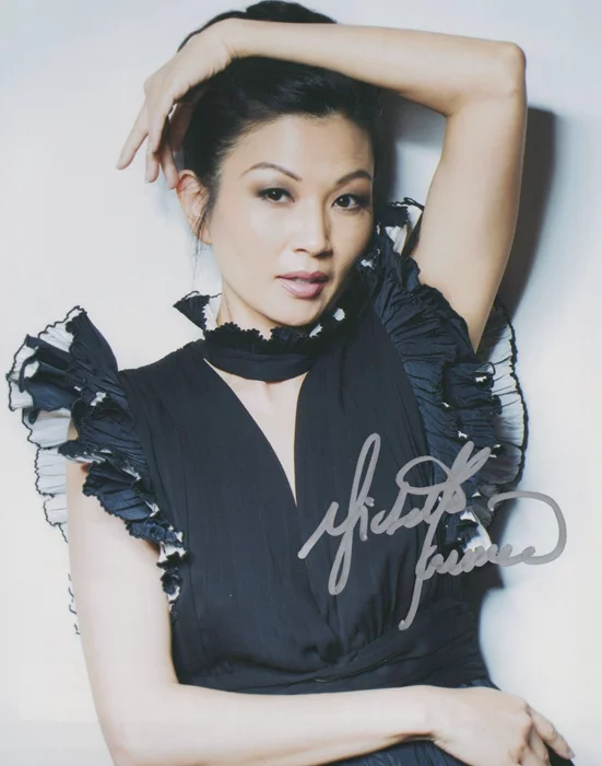 Michelle Krusiec autograph
