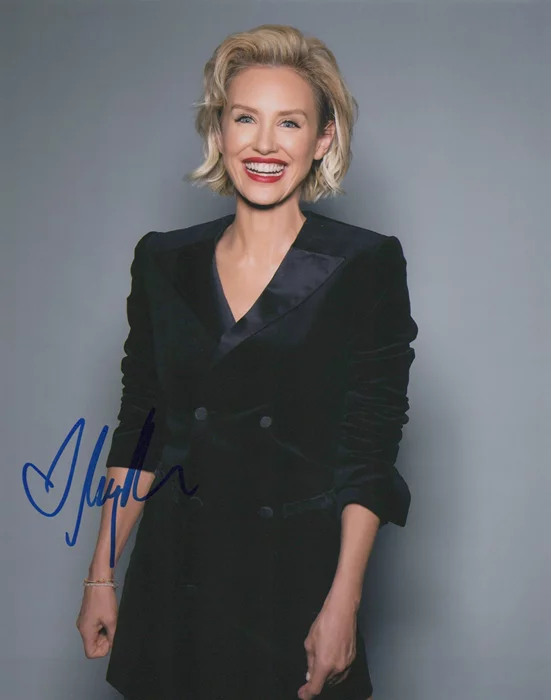 Nicky Whelan autograph