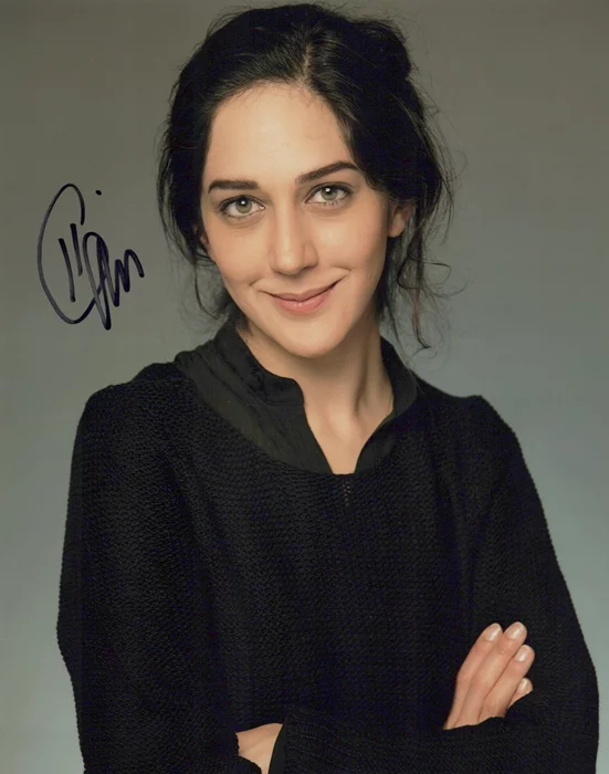 Zar Amir-Ebrahimi autograph