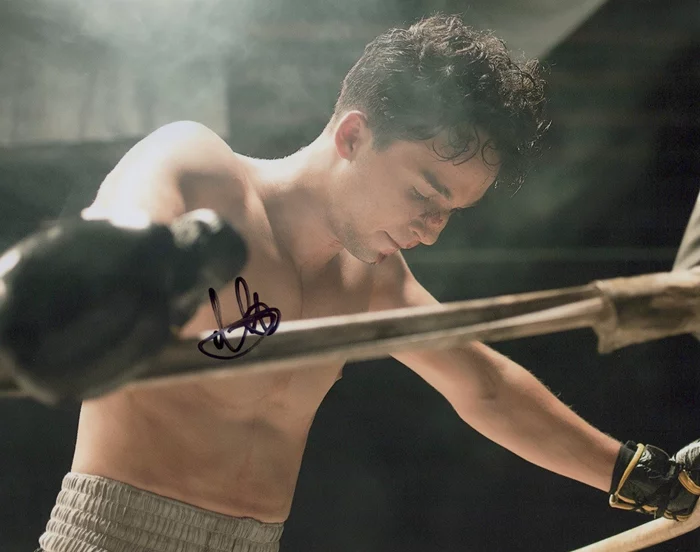 Mojean Aria autograph