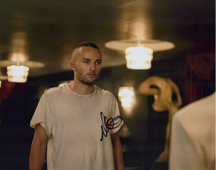 Mojean Aria autograph