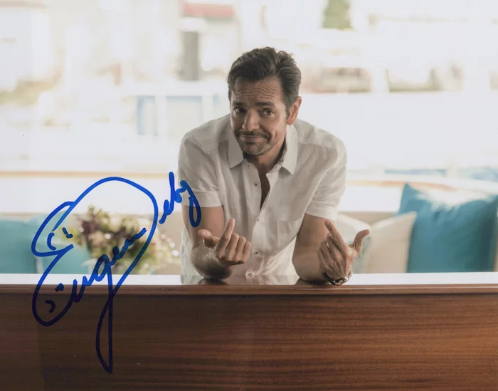 Eugenio Derbez autograph
