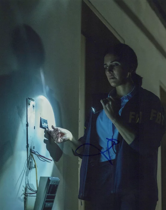 Niousha Noor autograph