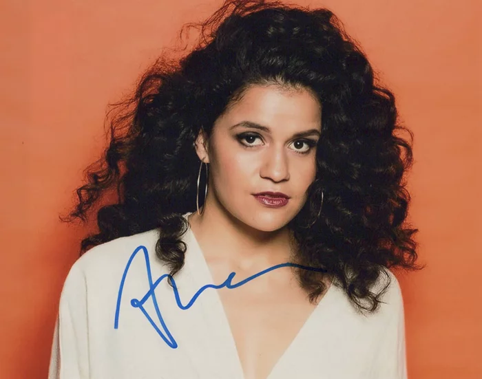 Ana Scotney autograph