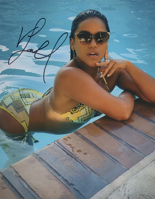 Vivian Lamolli autograph