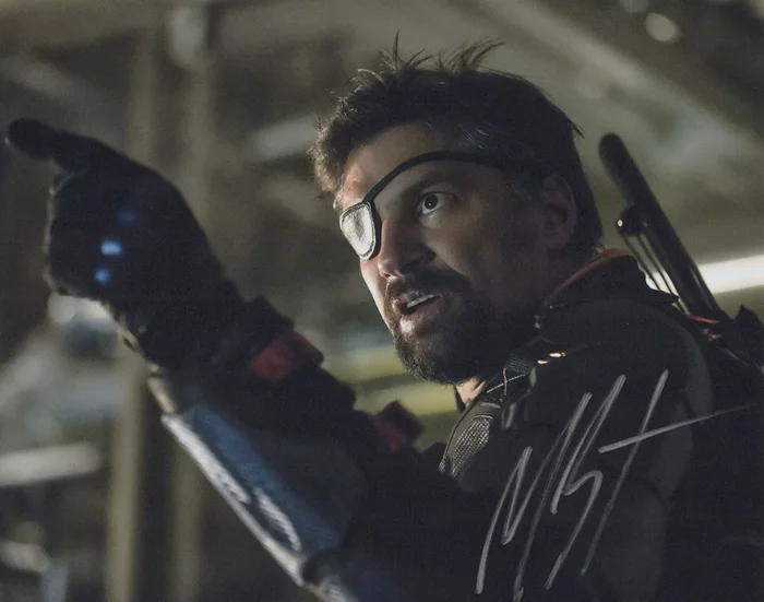 Manu Bennett autograph