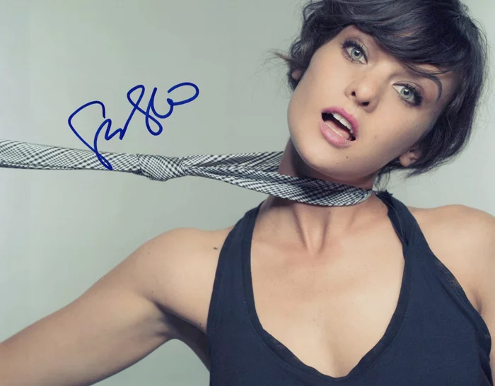 Frankie Shaw autograph