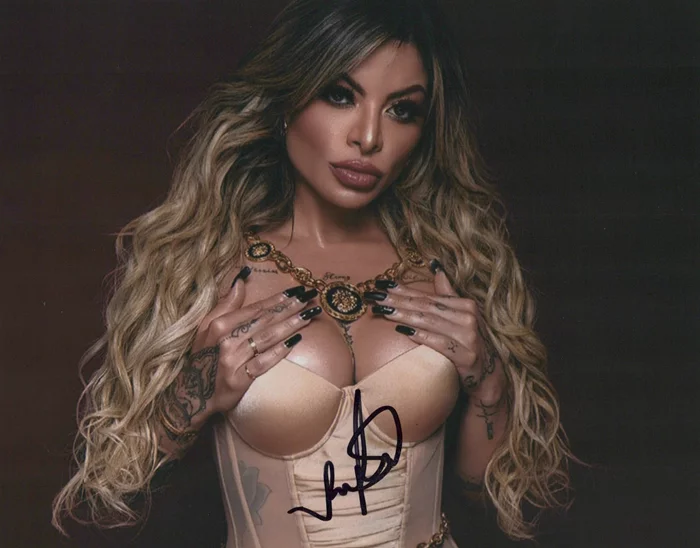 Vivyy Ferrari autograph