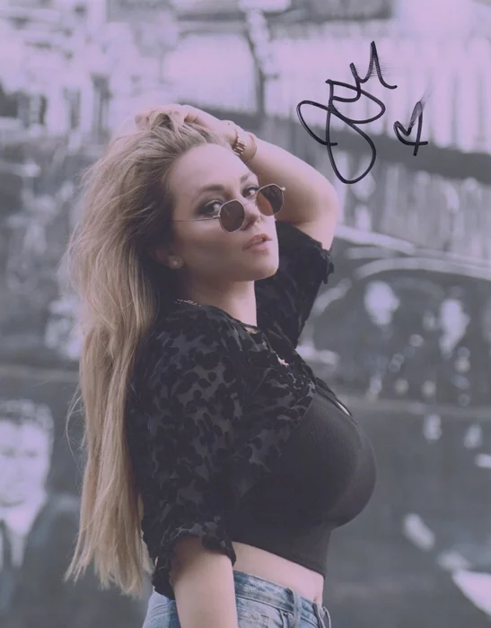 Jess Monroe autograph