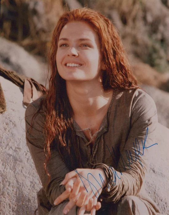 Dina Meyer autograph
