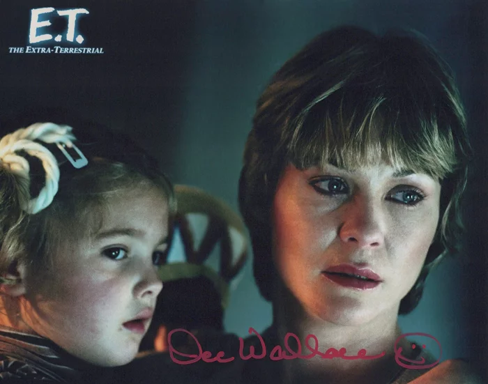 Dee Wallace autograph