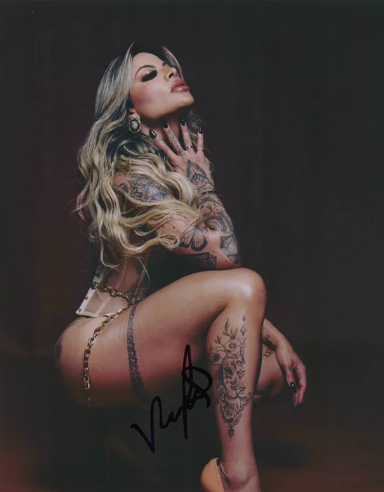 Vivyy Ferrari autograph
