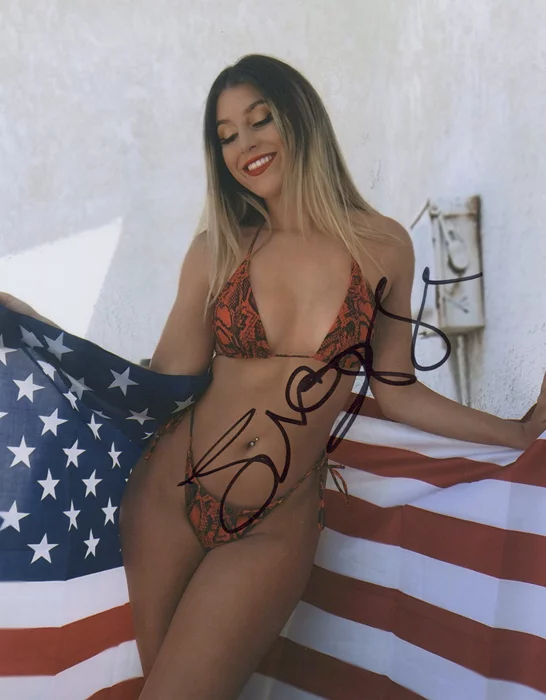 Aliciya Flores autograph