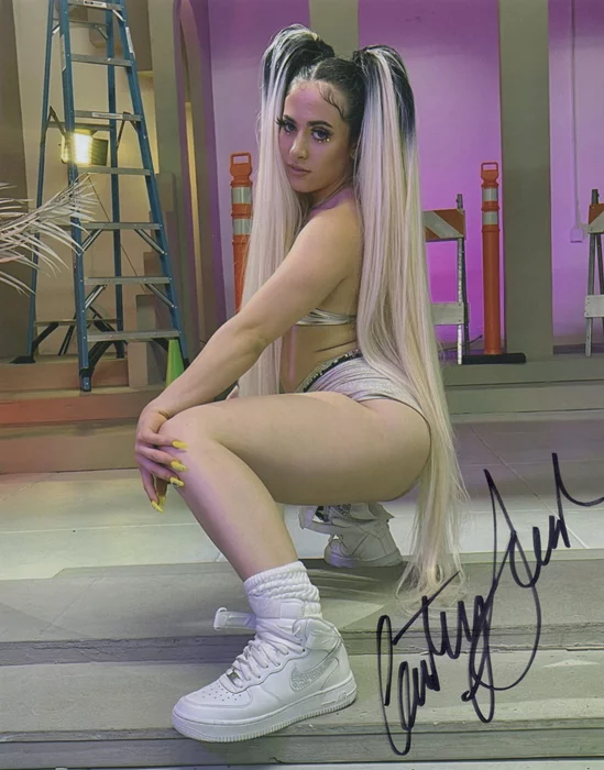 Courtney Sanderson autograph