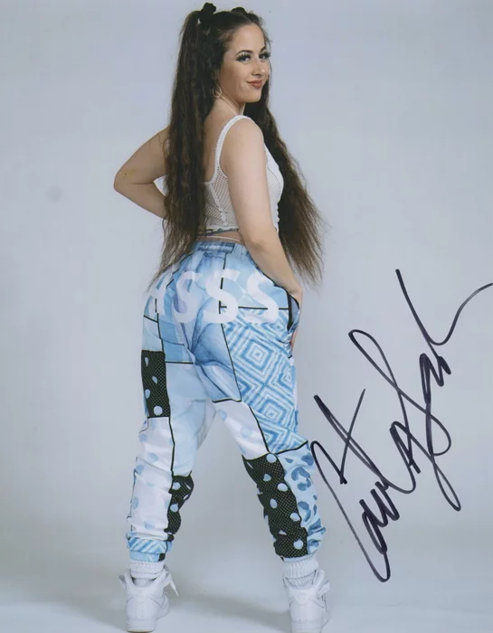 Courtney Sanderson autograph