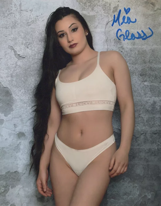 Mia Glass autograph
