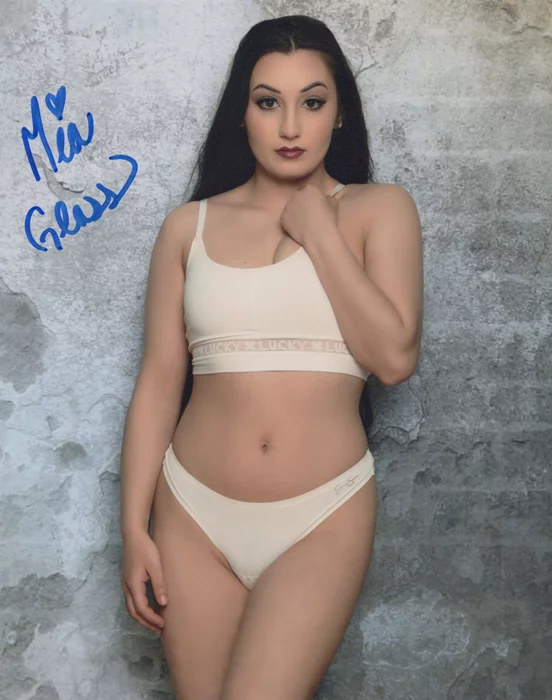 Mia Glass autograph