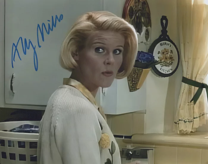 Alley Mills autograph