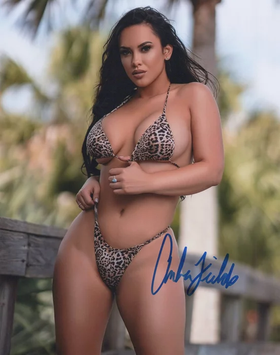 Amber Fields autograph