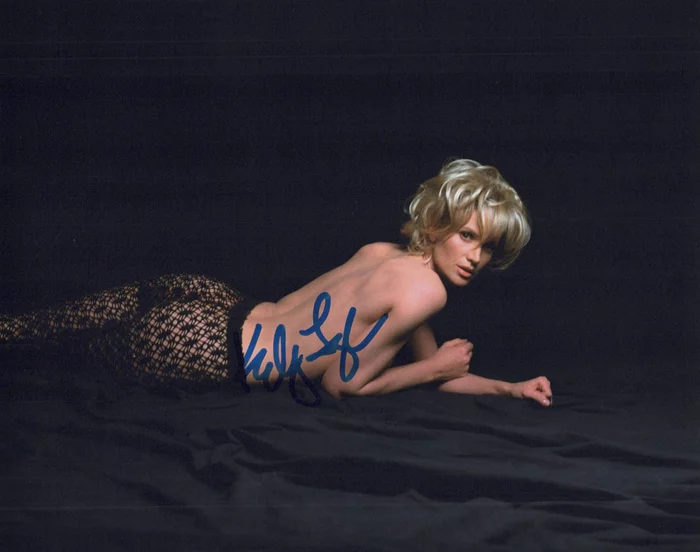 Kelly Lynch autograph