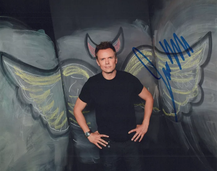 Joel McHale autograph