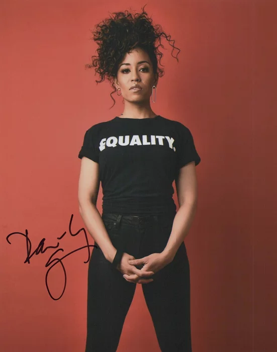 Dawn-Lyen Gardner autograph