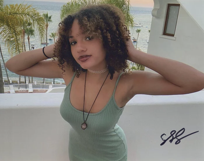 Scarlet Spencer autograph