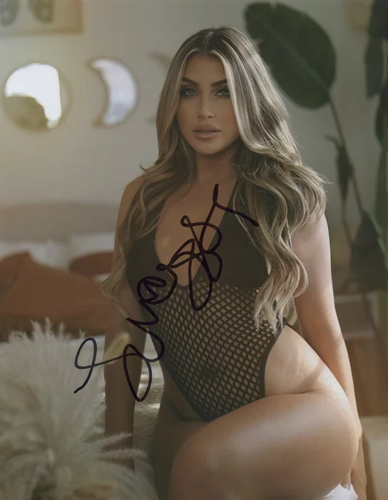 Aliciya Flores autograph