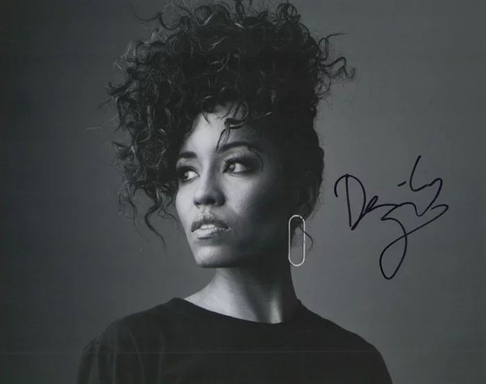 Dawn-Lyen Gardner autograph