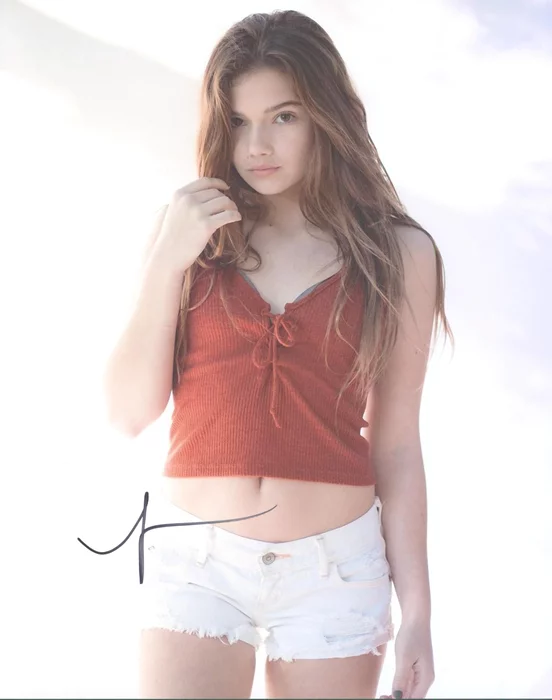 Alexis Jayde Burnett autograph