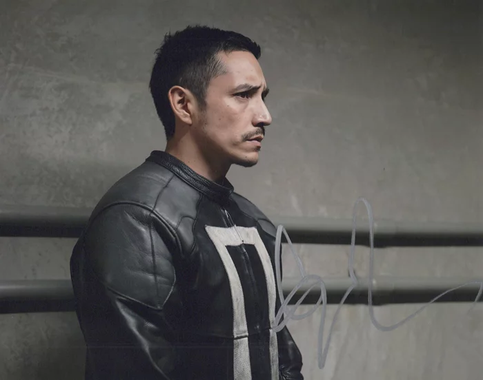 Gabriel Luna autograph