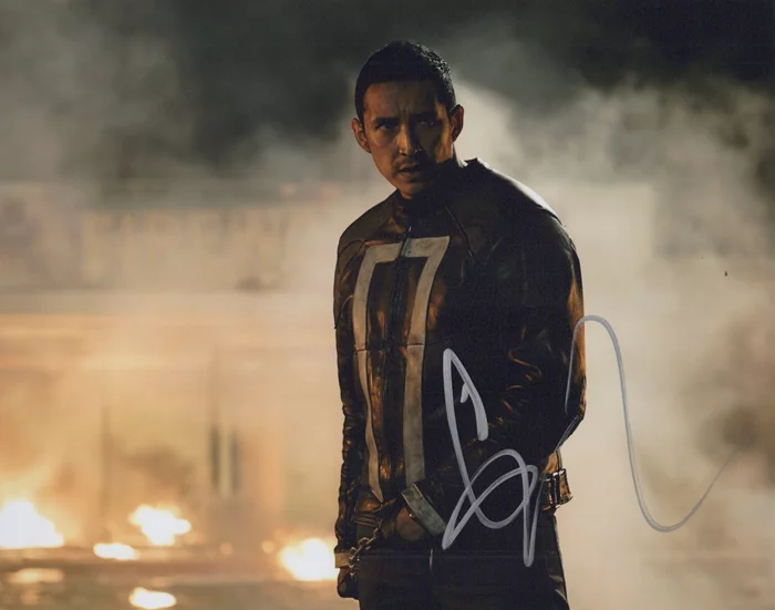 Gabriel Luna autograph
