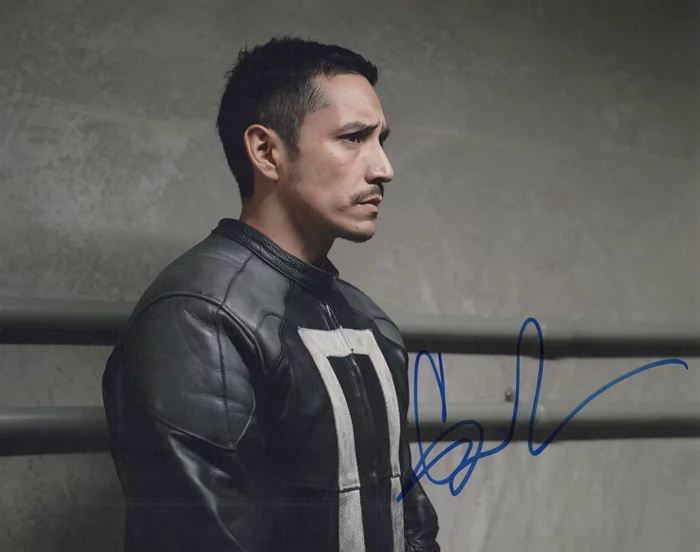 Gabriel Luna autograph