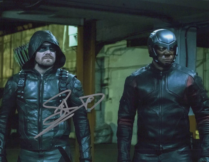 Stephen Amell autograph
