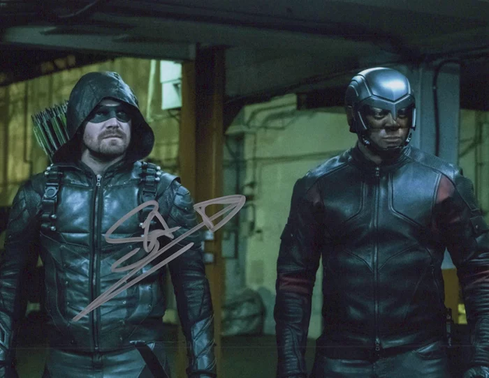 Stephen Amell autograph