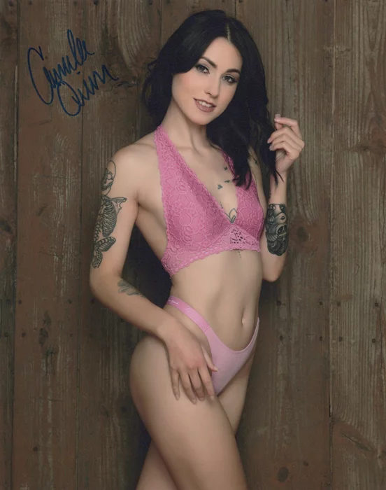 Camila Quinn autograph