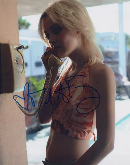 Dakota Fanning autograph