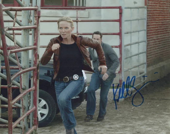Kelli Giddish autograph