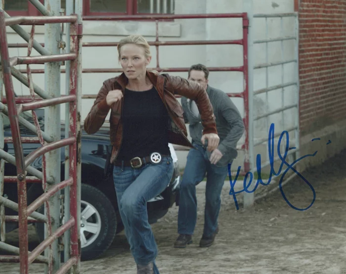 Kelli Giddish autograph