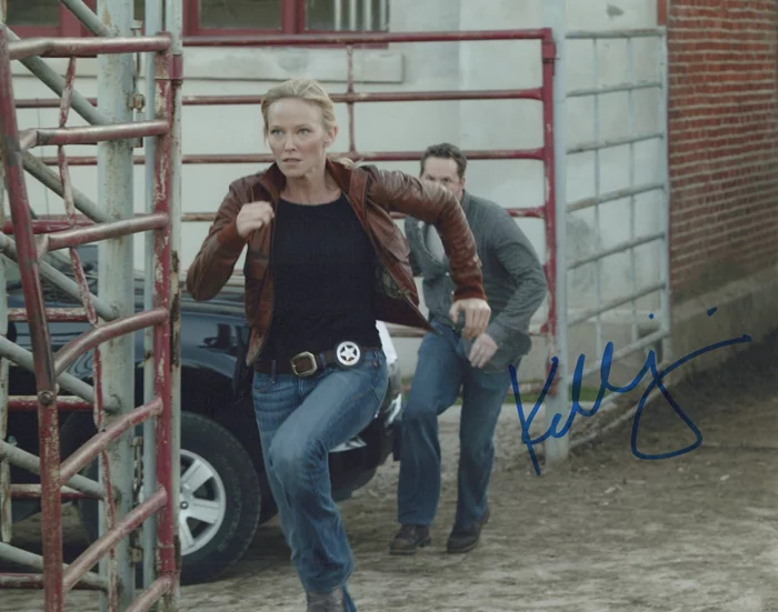 Kelli Giddish autograph