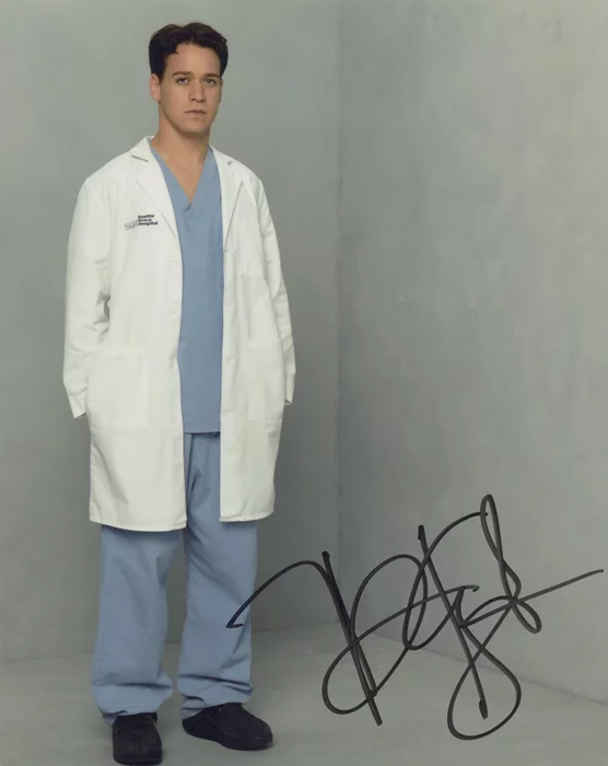 T.R. Knight autograph
