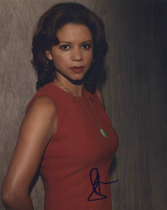 Gloria Reuben autograph