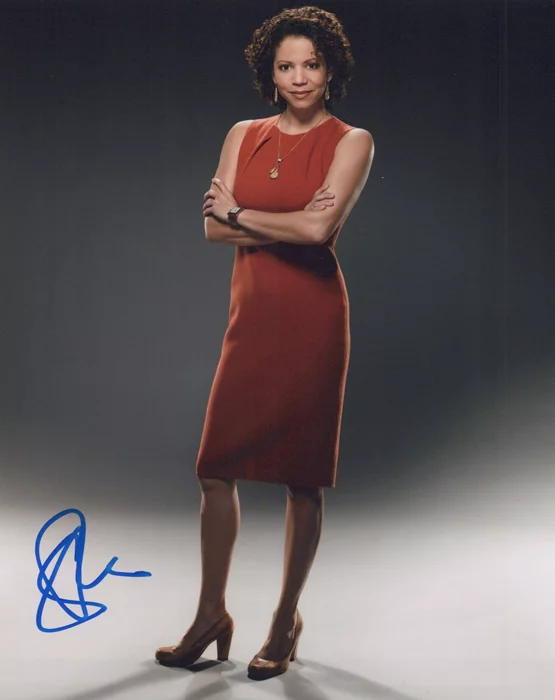 Gloria Reuben autograph