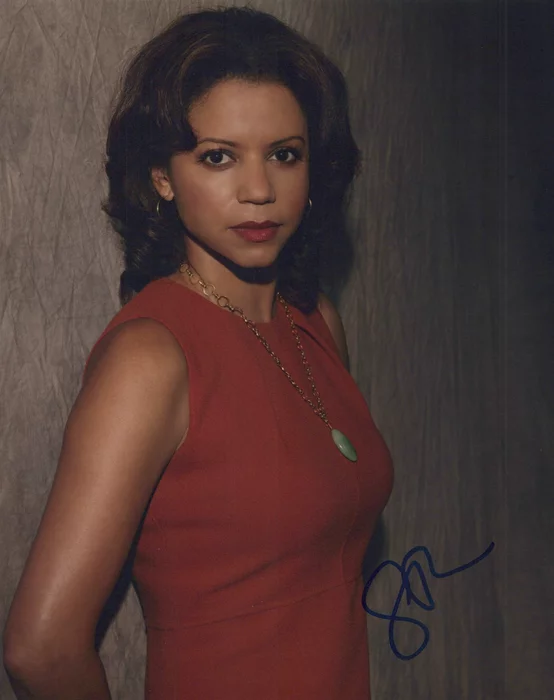 Gloria Reuben autograph