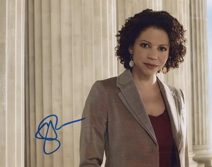 Gloria Reuben autograph