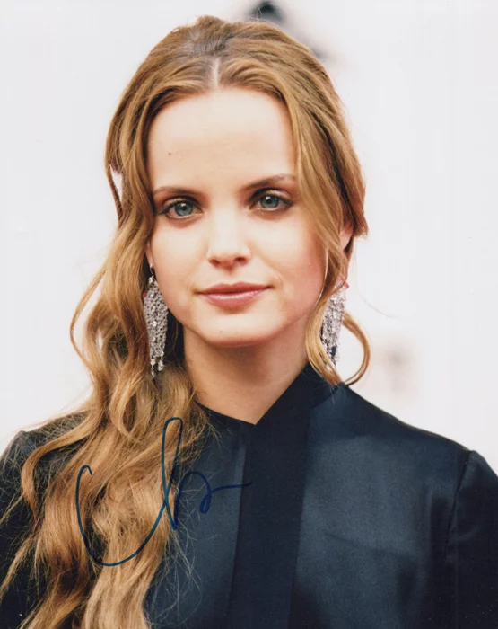 Mena Suvari autograph